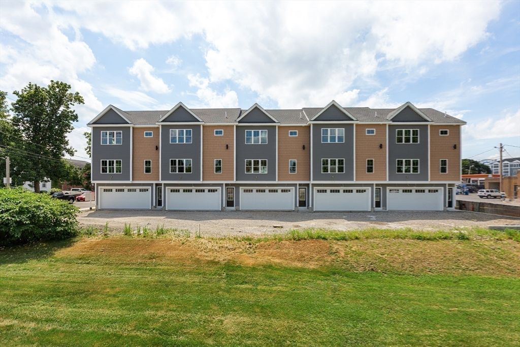 Attached, Exterior, Facade, Rowhouse