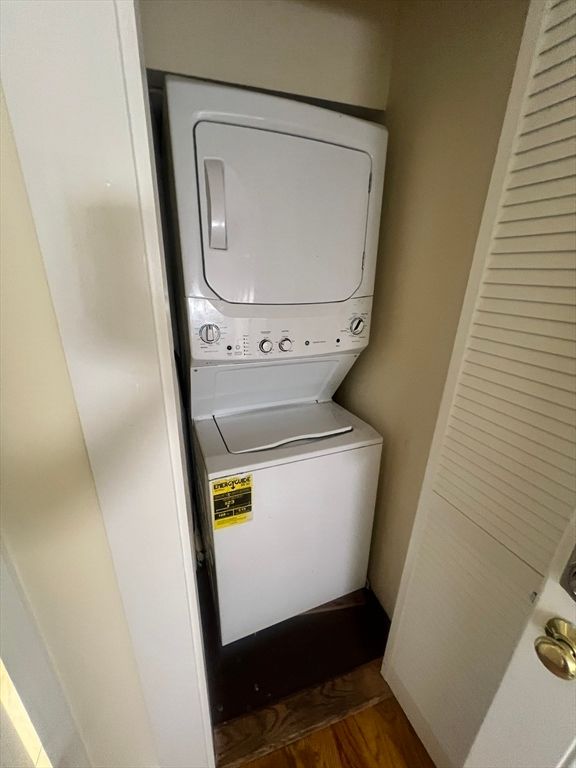 Interior, Utility Closets, Washer, Wood Texture Flooring