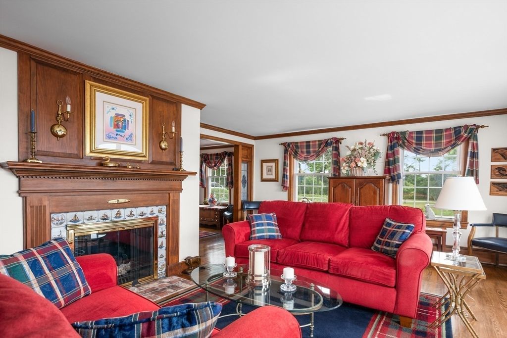 Chandelier, Dining room, Fireplace, Interior, Wood Texture Flooring