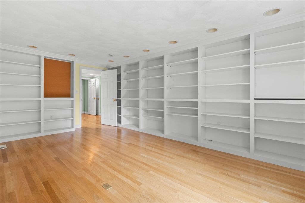 Empty room, Interior, Recessed Lighting, Walk-in Closets, Wood Texture Flooring