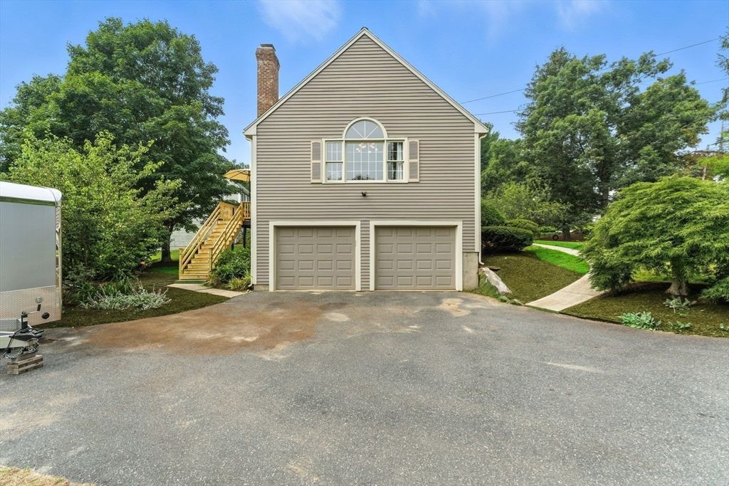 Attached, Exterior, Facade, Raised Ranch