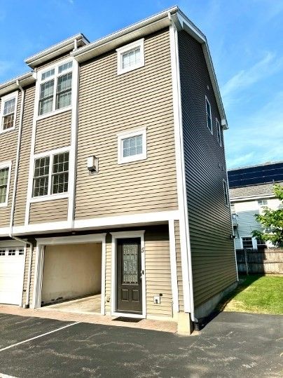 Attached, Exterior, Facade, Rowhouse