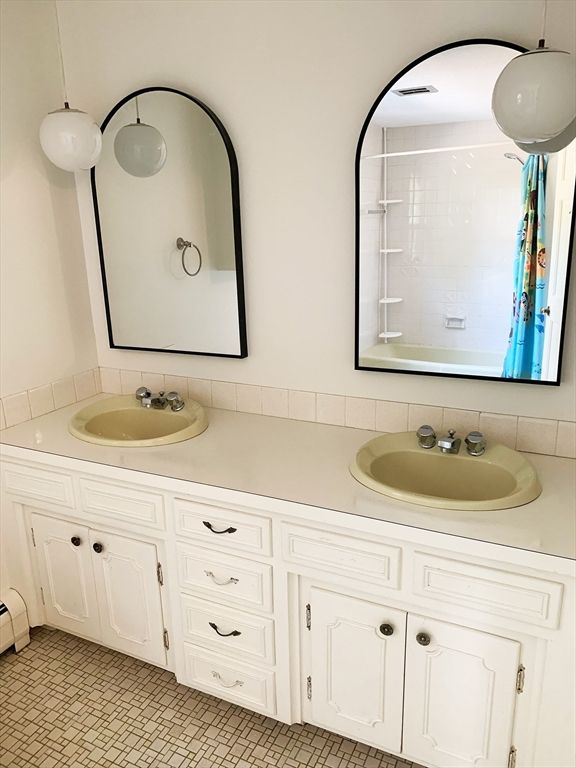 Bathroom, Dual Sink Vanities, Interior