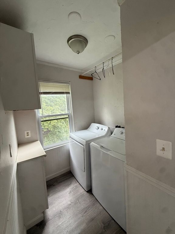 Interior, Washer, Wood Texture Flooring