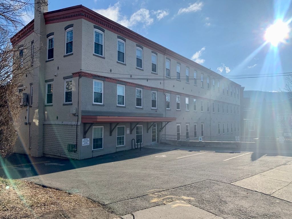 Exterior, Facade, Rowhouse