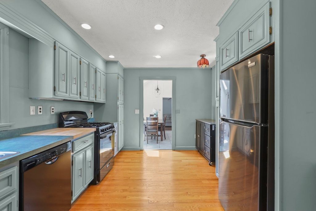 Dining room, Interior, Kitchen, Recessed Lighting, Stainless Steel Appliances, Wood Texture Flooring