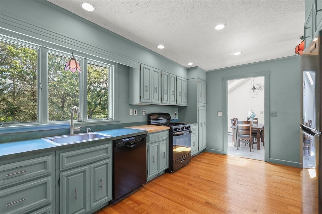 Dining room, Interior, Kitchen, Recessed Lighting, Wood Texture Flooring