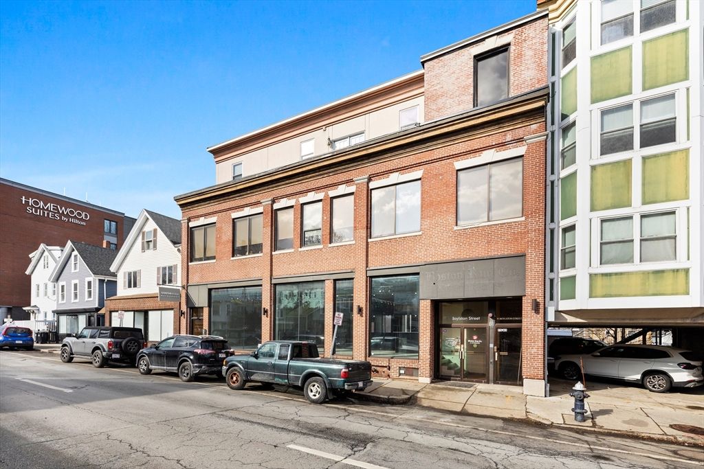 Exterior, Facade, Brick Facade, Rowhouse