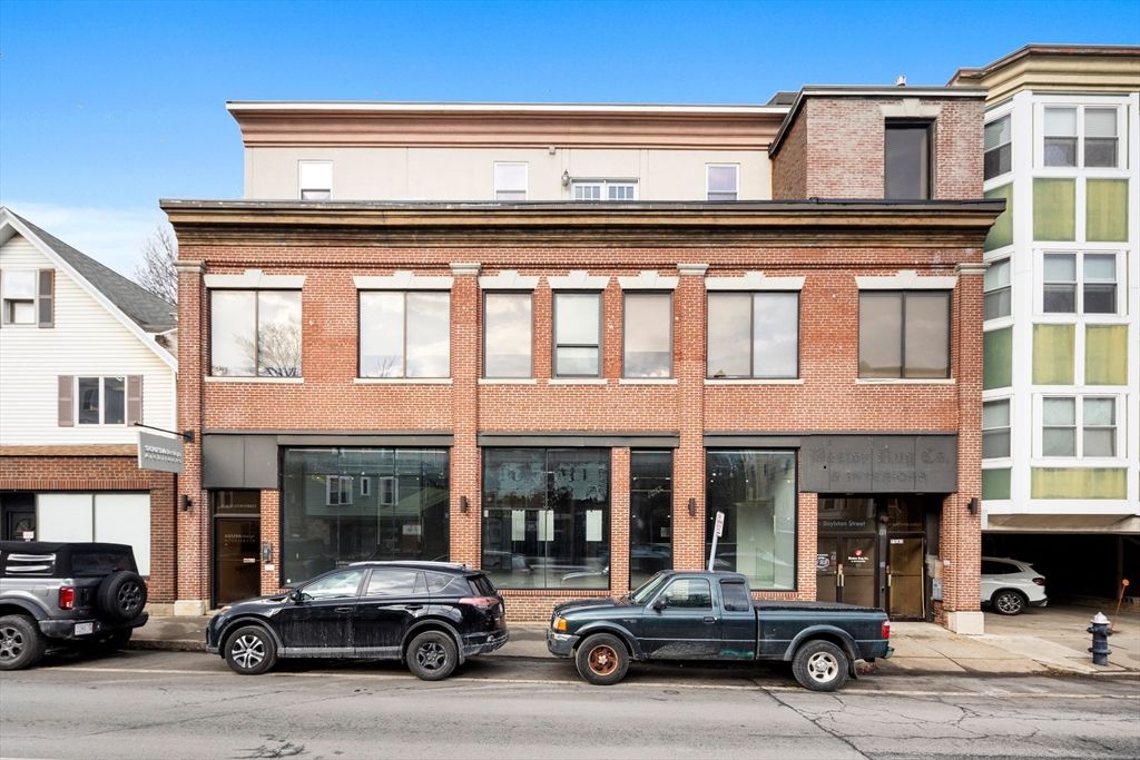 Exterior, Facade, Brick Facade, Rowhouse