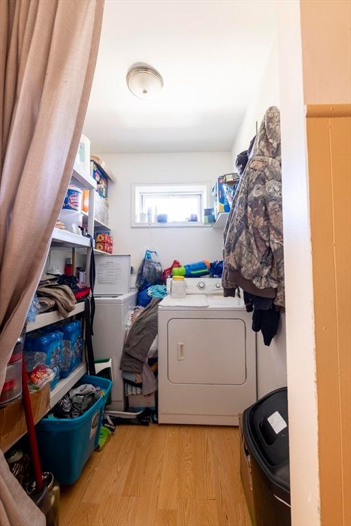 Interior, Washer, Wood Texture Flooring