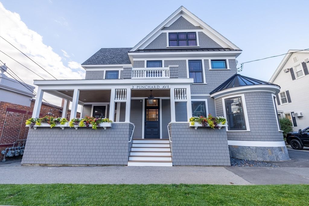 Exterior, Facade, Queen Anne Victorian