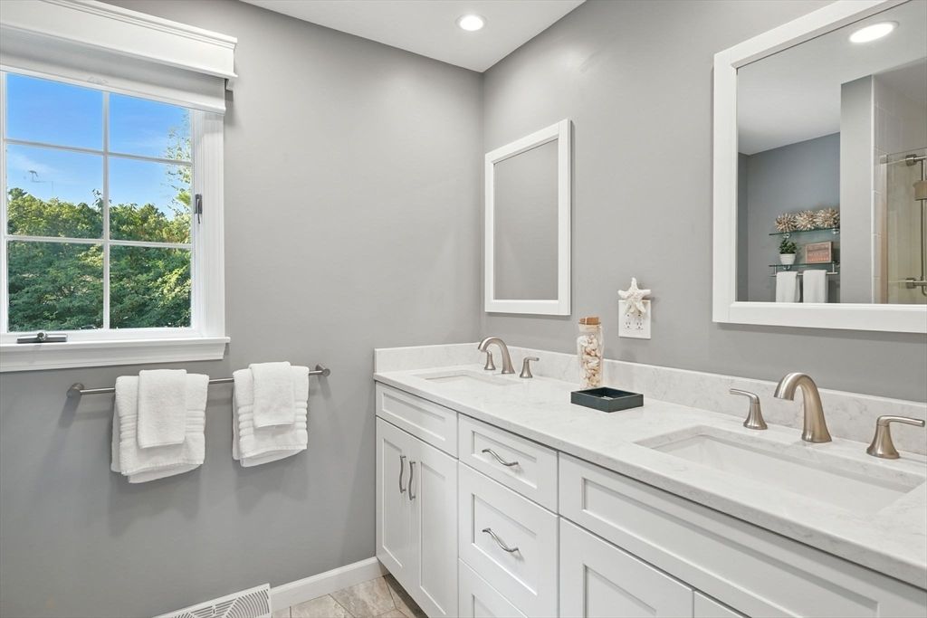Bathroom, Dual Sink Vanities, Interior, Recessed Lighting