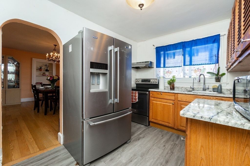 Chandelier, Dining room, Interior, Kitchen, Stainless Steel Appliances, Wood Texture Flooring