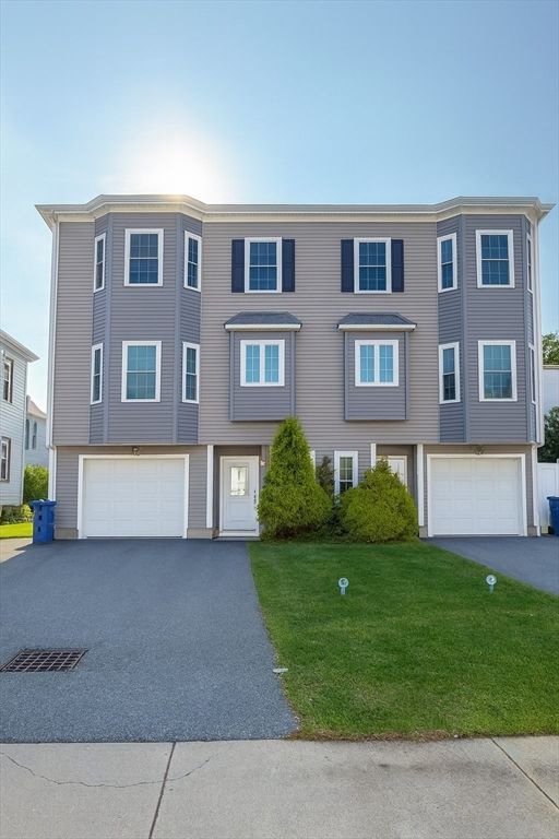 Attached, Exterior, Facade, Rowhouse