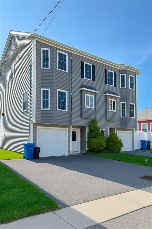 Attached, Exterior, Facade, Rowhouse