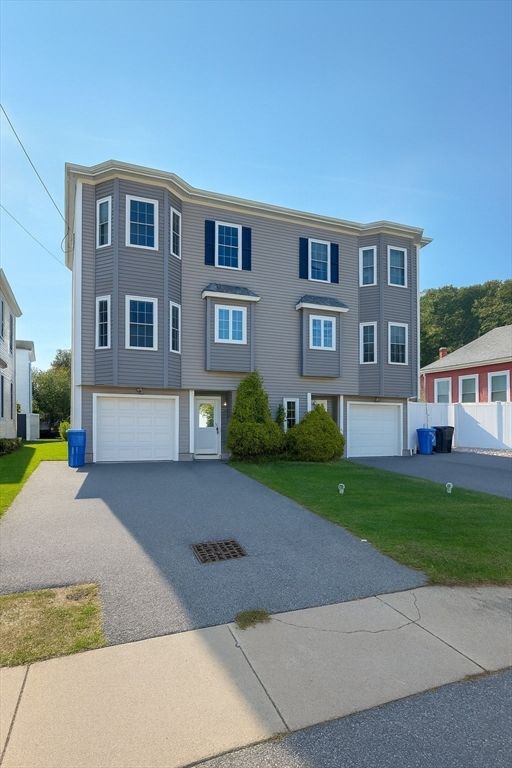 Attached, Exterior, Facade, Rowhouse