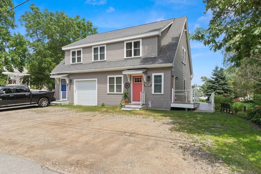 Attached, Exterior, Facade, Cape Cod