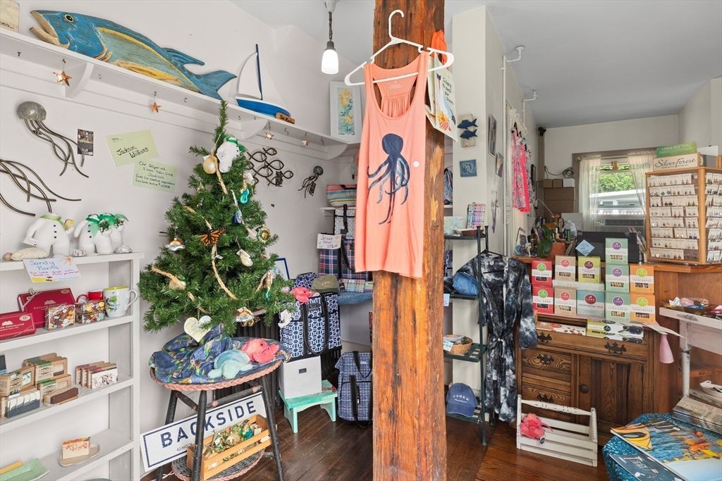 Interior, Pendant Lights, Wood Texture Flooring