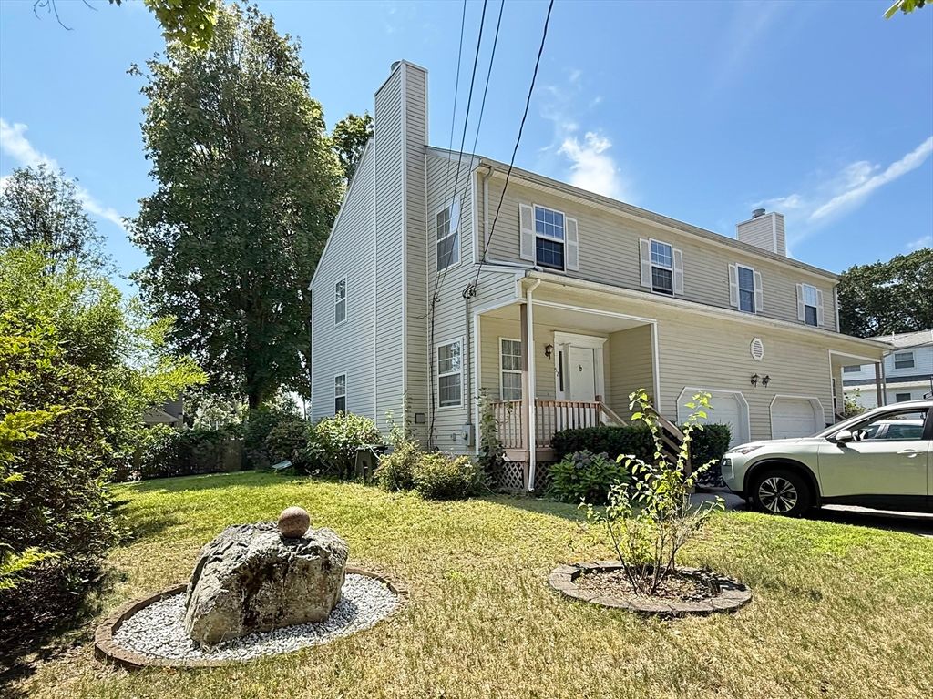 Attached, Exterior, Facade, Rowhouse