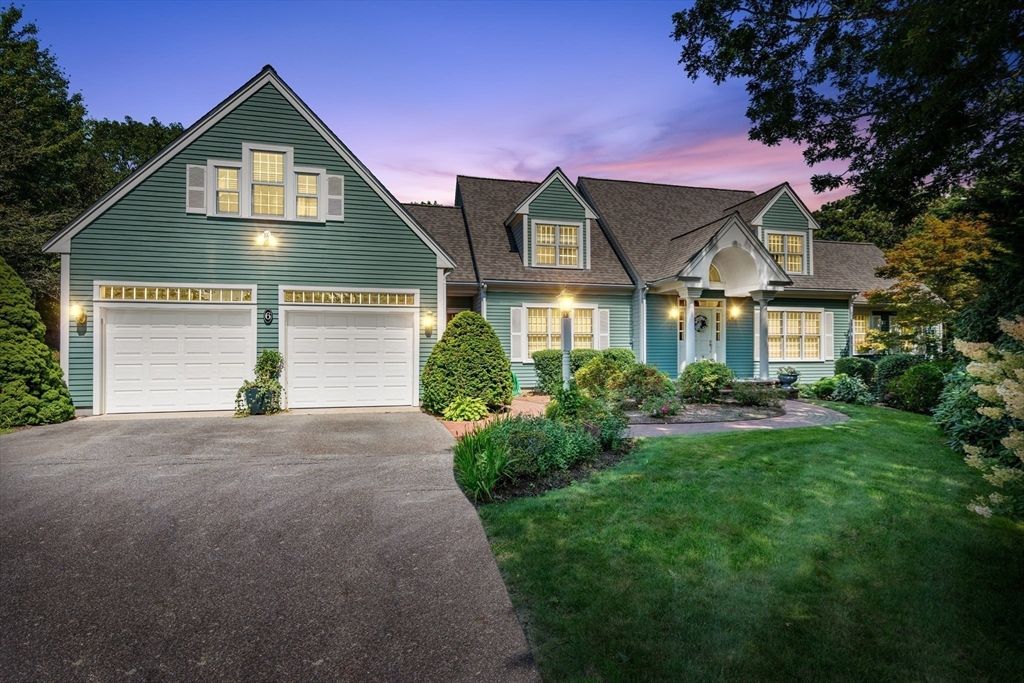 Attached, Exterior, Facade, Farmhouse