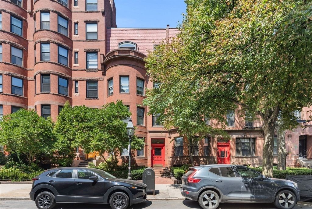 Exterior, Facade, Brick Facade, Rowhouse