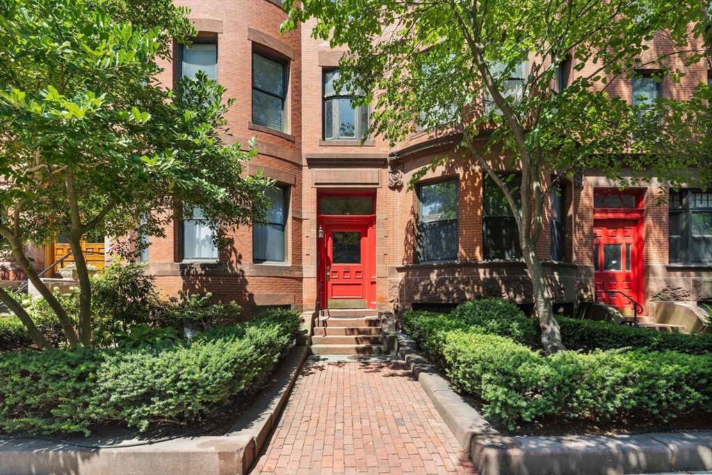 Exterior, Facade, Brick Facade, Rowhouse