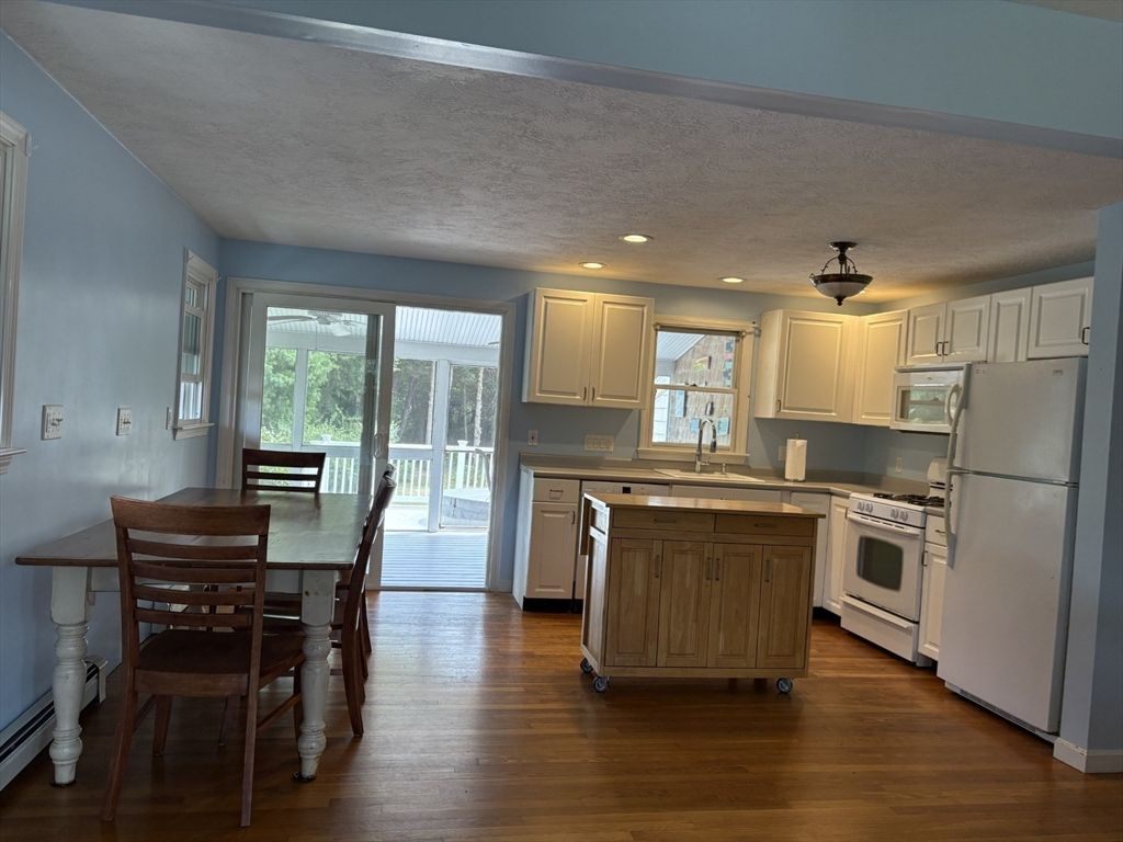 Dining room, Interior, Kitchen, Recessed Lighting, Wood Texture Flooring