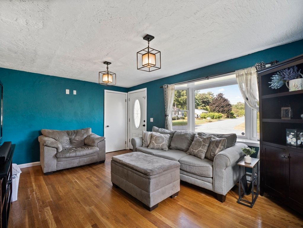 Interior, Pendant Lights, Wood Texture Flooring
