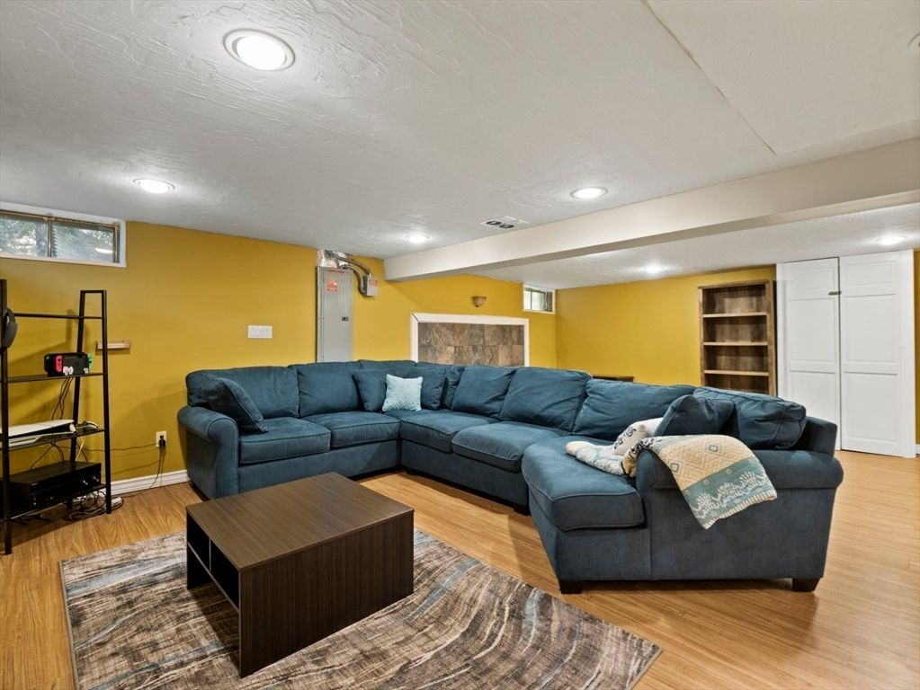 Fitness Equipment, Interior, Living room, Recessed Lighting, Wood Texture Flooring