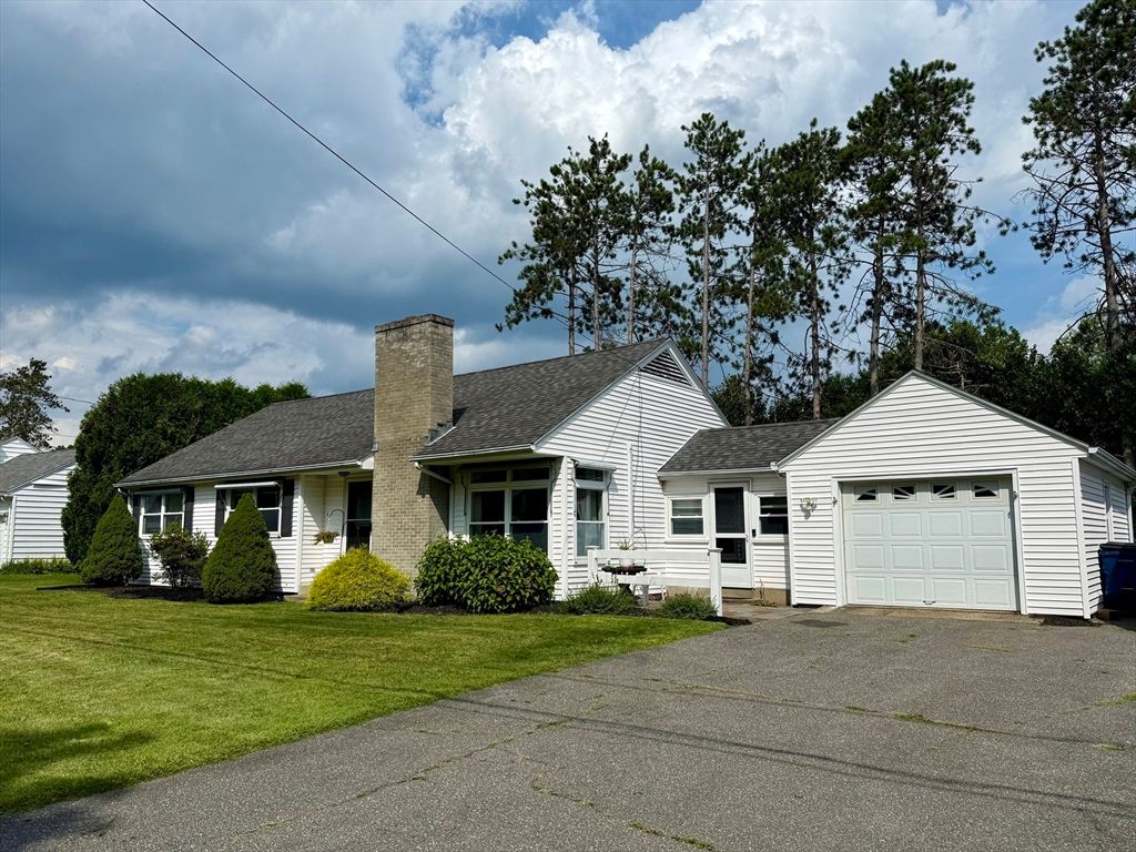 Attached, Exterior, Facade, Cape Cod