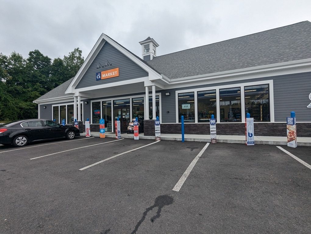 Exterior, Facade, Ranch