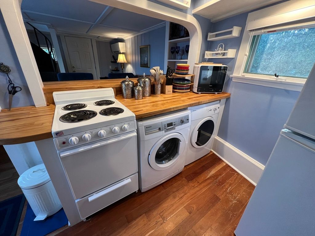 Interior, Washer, Wood Texture Flooring