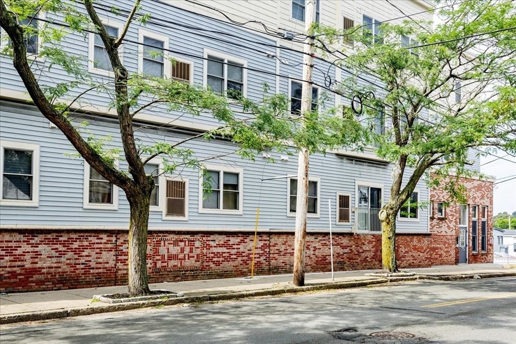 Exterior, Facade, Brick Facade, Rowhouse