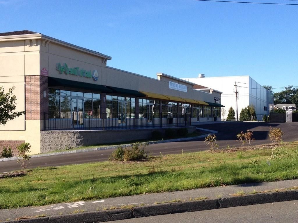 Exterior, Facade, Modern