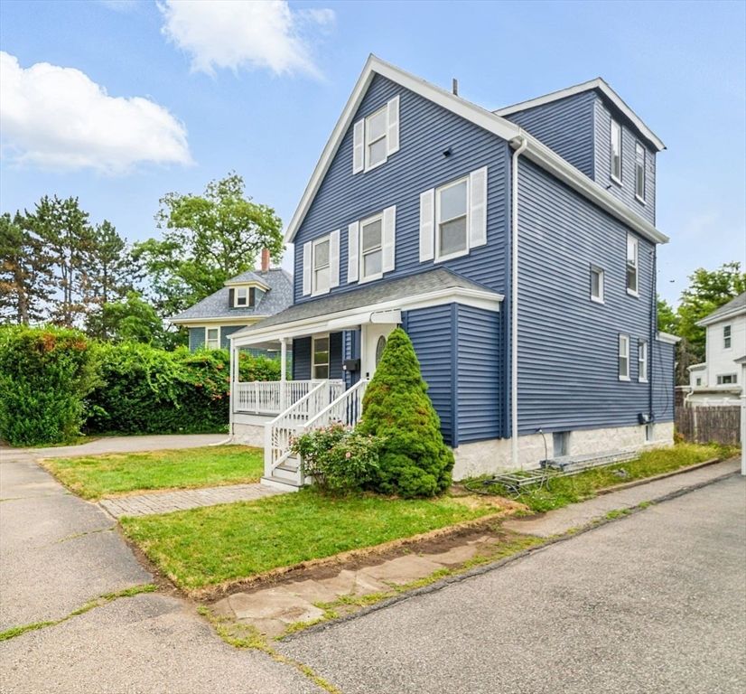 Exterior, Facade, Queen Anne Victorian