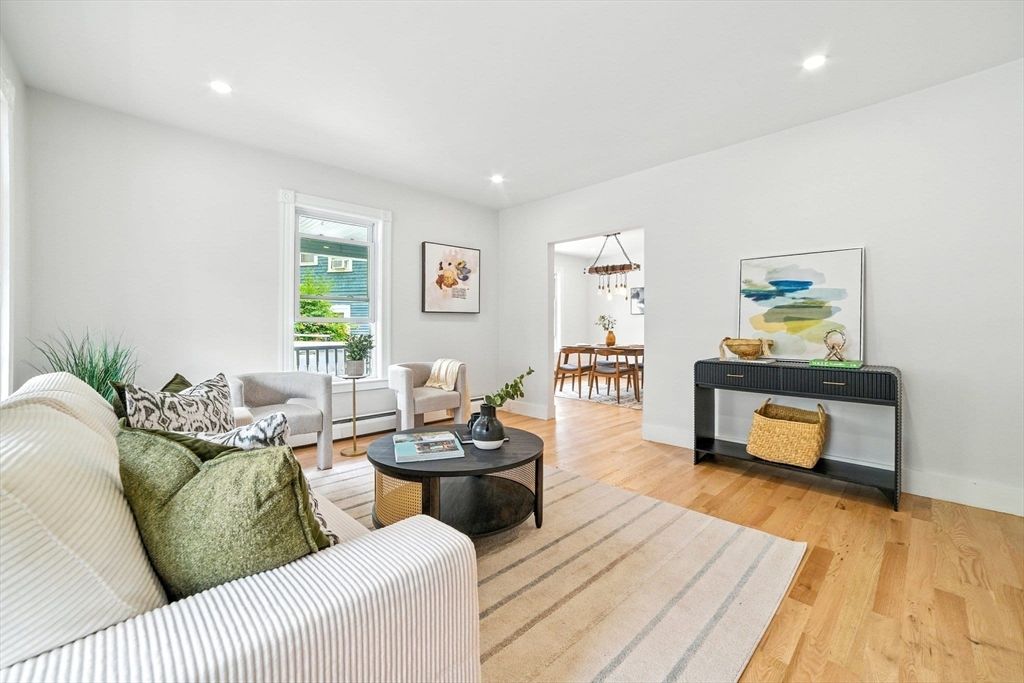 Dining room, Interior, Living room, Pendant Lights, Recessed Lighting, Wood Texture Flooring