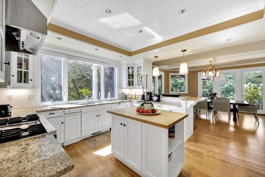 Chandelier, Dining room, Interior, Kitchen, Pendant Lights, Recessed Lighting, Wood Texture Flooring