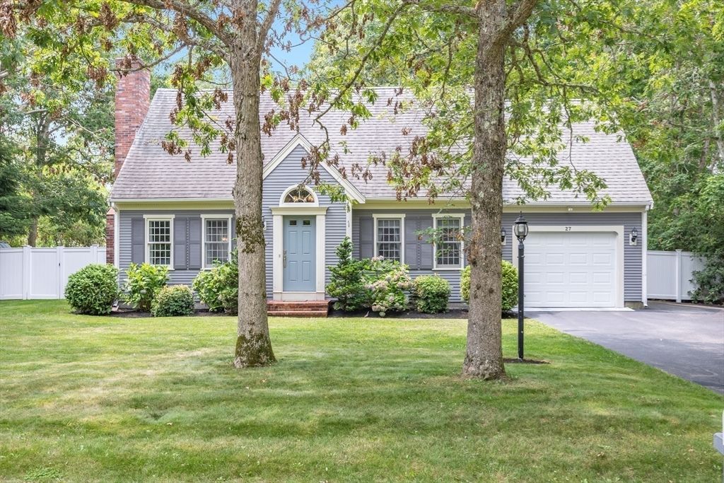 Attached, Exterior, Facade, Cape Cod