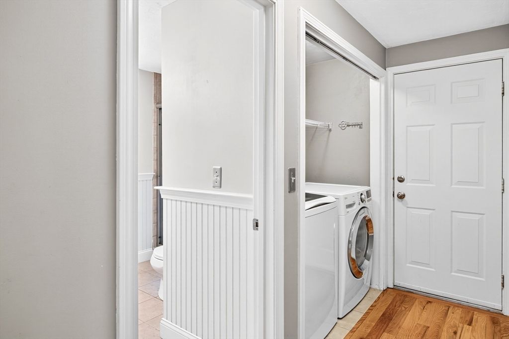 Interior, Utility Closets, Washer, Wood Texture Flooring