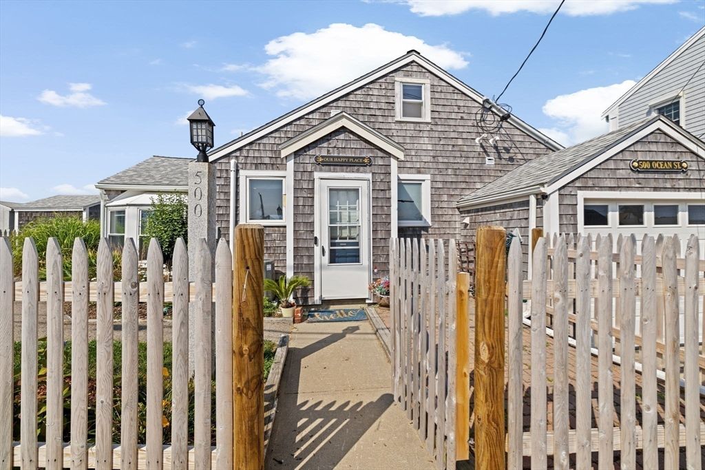 Exterior, Facade, Cape Cod