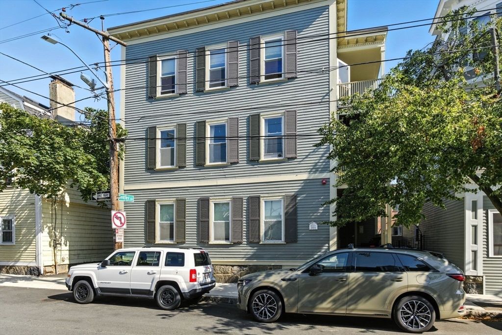 Exterior, Facade, Rowhouse