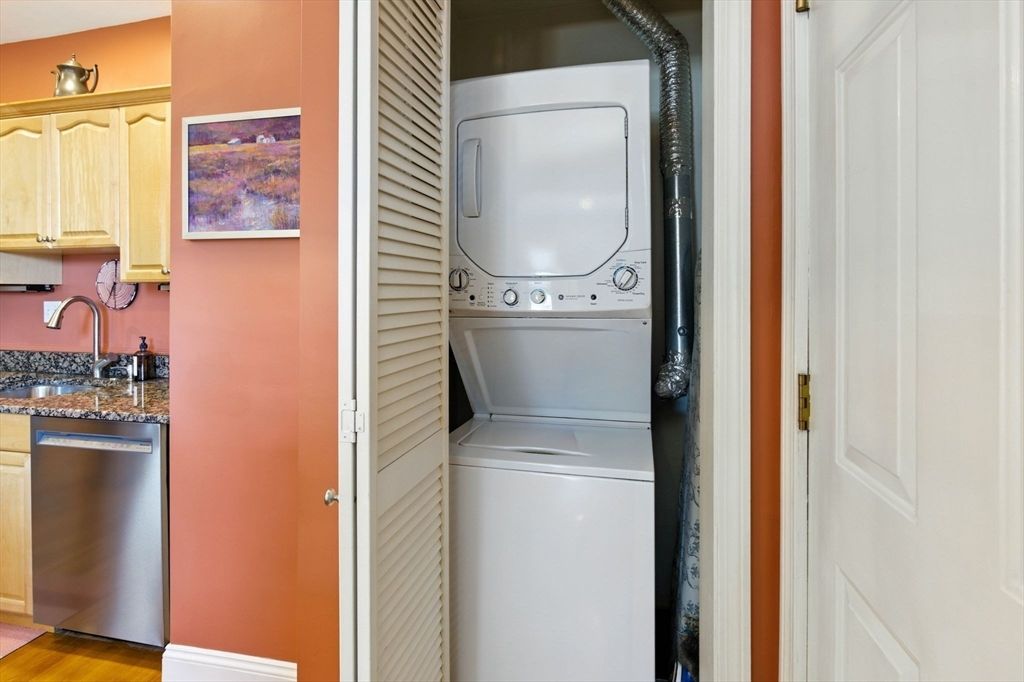 Interior, Utility Closets, Washer, Wood Texture Flooring
