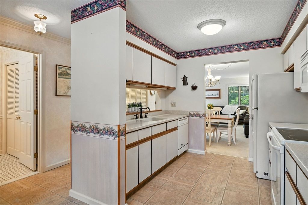 Chandelier, Dining room, Interior, Kitchen