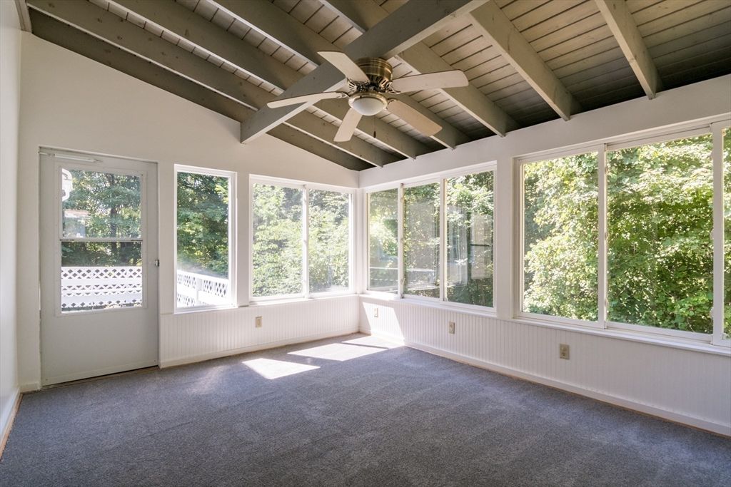 Empty room, Interior, Sun Room, Wooden Beams, Wooden Ceilings