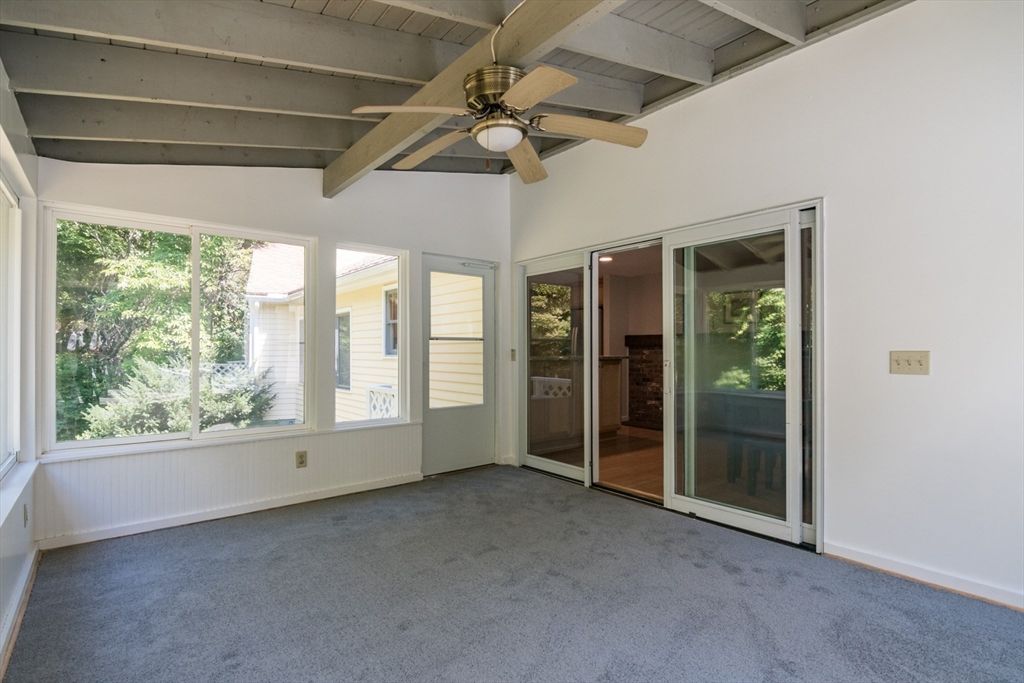 Empty room, Interior, Wooden Beams