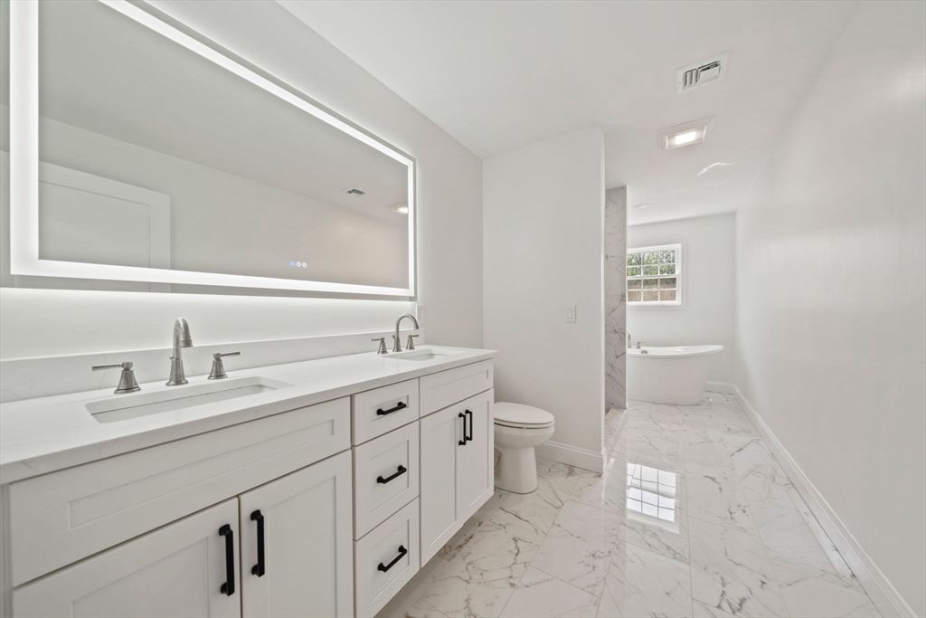 Bathroom, Dual Sink Vanities, Interior, Marble, Recessed Lighting