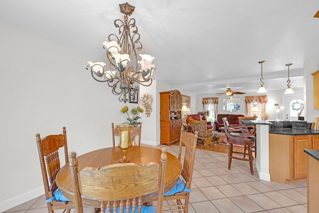 Chandelier, Dining room, Interior, Living room, Pendant Lights