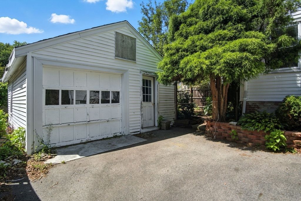 Detached Garage, Exterior