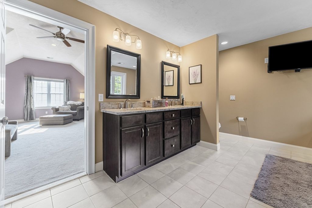 Bathroom, Dual Sink Vanities, Interior, Recessed Lighting