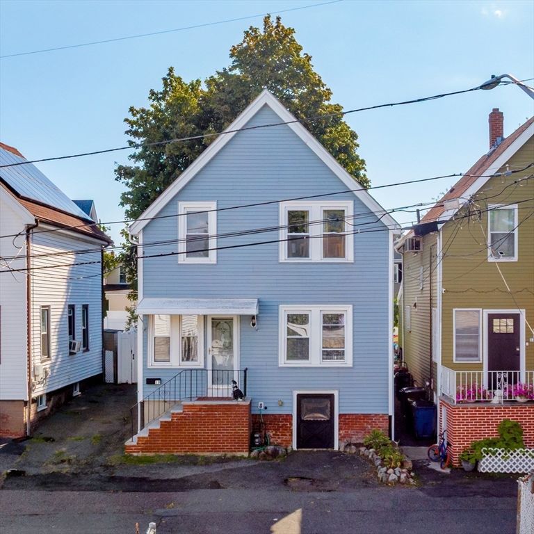 Exterior, Facade, Rowhouse